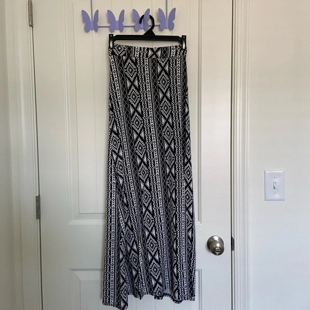 Charlotte Russe‎ women’s black white patterned maxi skirt — XS